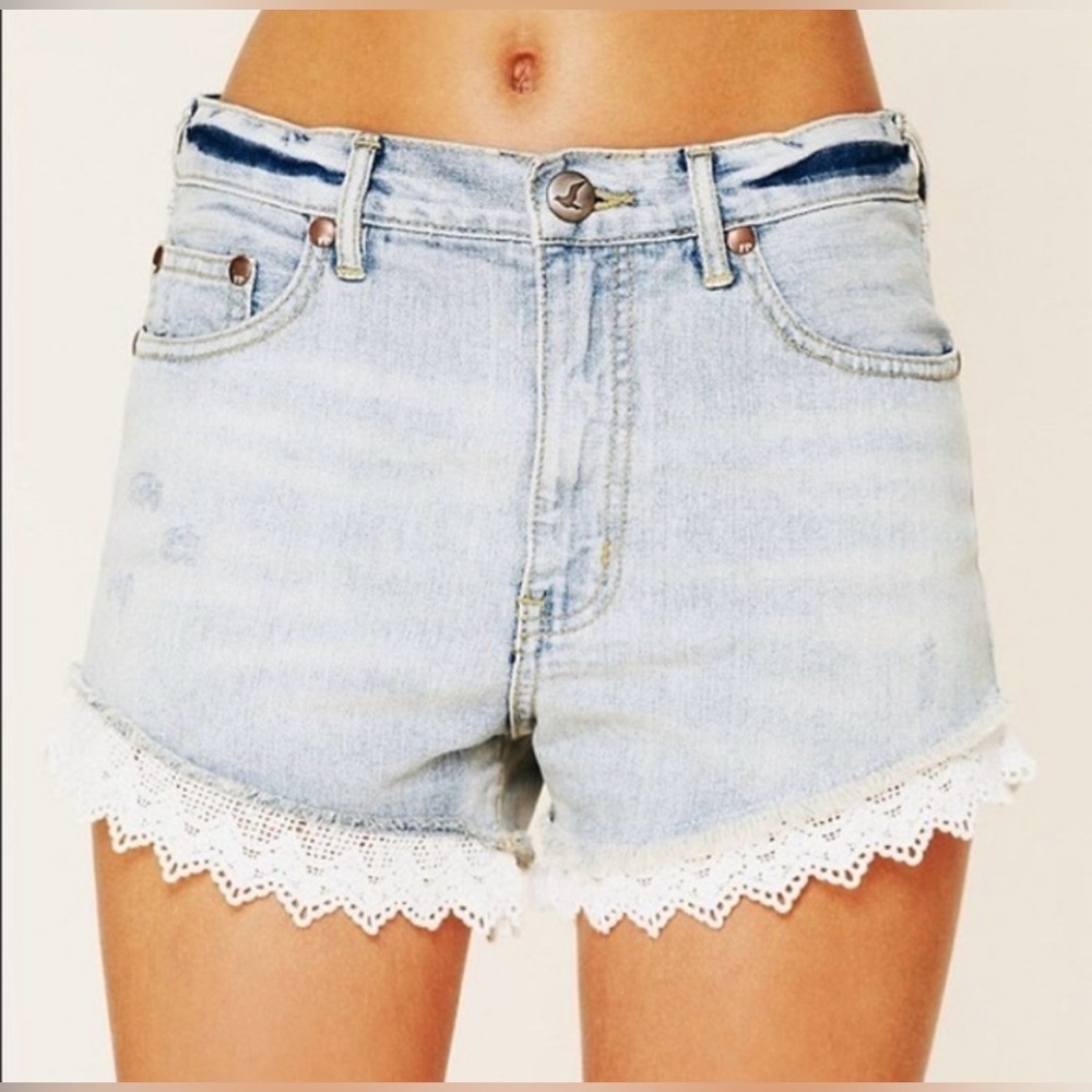 Free People Blue Denim Jeans‎ Shorts White Lace Trim Bottoms Women’s Size 25 W - Picture 3 of 8